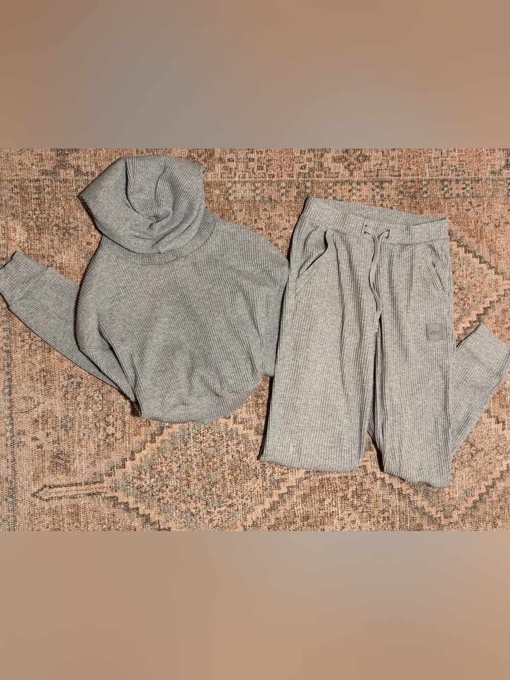 Alo Yoga Muse Jogger 2pc Set - Picture 13 of 13